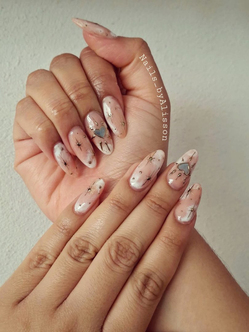 Anuncio de Nails by Alisson: aplicación de uñitas con diseño