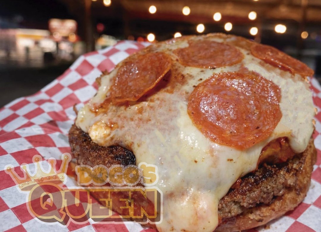 Anuncio de Dogos Queen Coatzacoalcos: hamburguesas con toppings de pizza