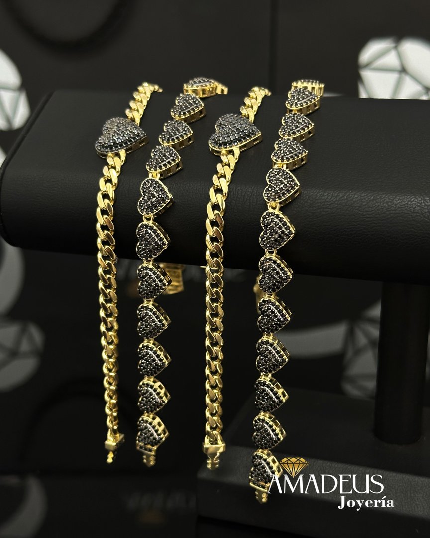 Anuncio de Amadeus Joyería: Pulseras de oro con corazones