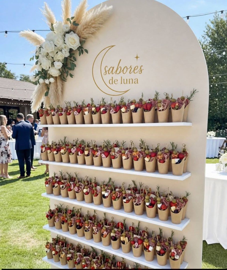 Anuncio de Sabores de Luna: catering de quesos, carnes frías y vinos